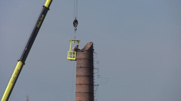 Hommes Dans Panier Suspendu Une Gigantesque Grue Enlevant Minutieusement Une — Video