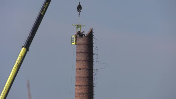 Hommes Dans Panier Suspendu Une Gigantesque Grue Enlevant Minutieusement Une — Video