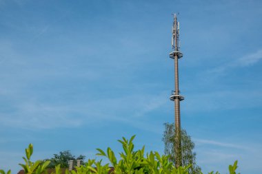 bir residen üzerinde cep telefonu şebekesi kuleleri için bir radyo direği