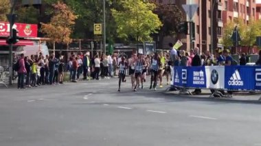 Berlin Maratonu 2018 koşucular kurs boyunca seyirci tarafından alkışlayarak olacak.
