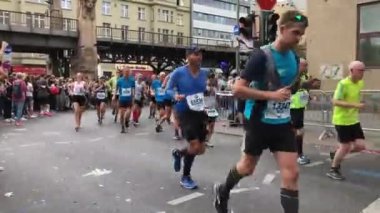 Berlin Maratonu 2018 koşucular kurs boyunca seyirci tarafından alkışlayarak olacak.