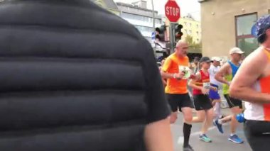 Berlin Maratonu 2018 koşucular kurs boyunca seyirci tarafından alkışlayarak olacak.