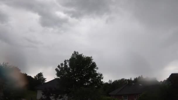 Nubes Oscuras Mueven Movimiento Rápido Través Del Cielo — Vídeos de Stock