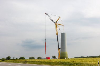 yeni bir rüzgar santrali bir alan üzerine inşa edilmiş, kulenin yarısı