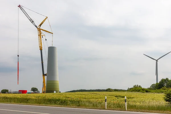 Egy új szélerőmű épül egy mezőre, a torony fele — Stock Fotó