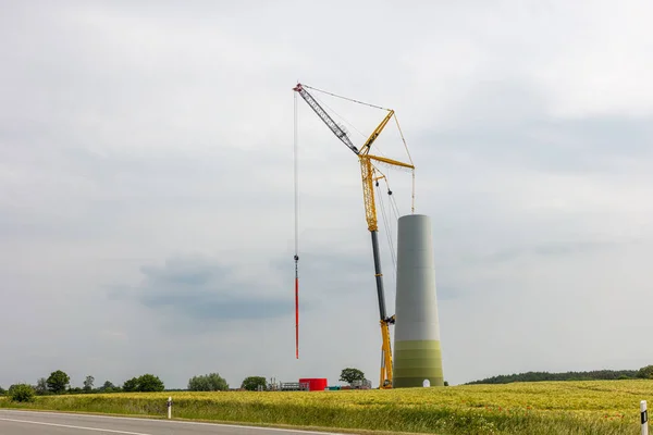 Na poli je postavena nová větrná elektrárna, polovina věže je — Stock fotografie