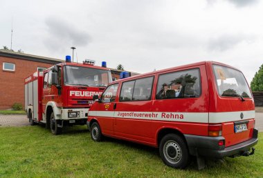 iki itfaiye kamyon yeşil bir çayır üzerinde birbirlerine karşı stand f