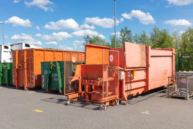 turuncu atık kompaktörleri ile bir fabrika sitesinde ayakta