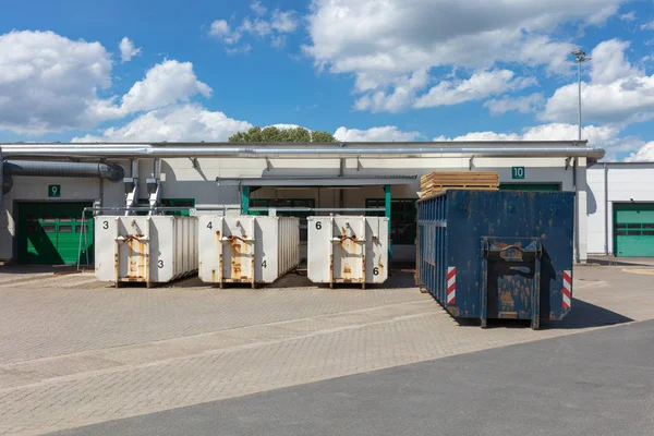 beyaz çöp kapları bir fabrika sitesinde ayakta ve