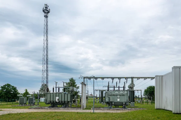 Ein Umspannwerk ist Teil des elektrischen Versorgungsnetzes eine — Stockfoto