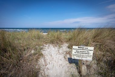 Baltık Se kumul durur bir uyarı işareti ile bir işaret