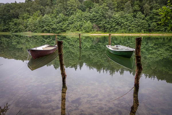 Dois barcos a remos acorrentados nadando em um lago — Fotografia de Stock