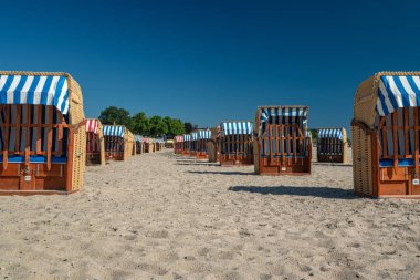  güzel havalarda plajda renkli plaj sandalyeleri