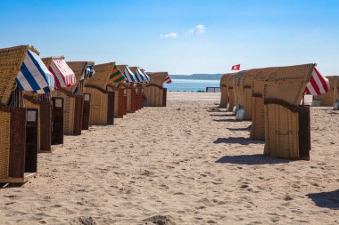  güzel havalarda plajda renkli plaj sandalyeleri