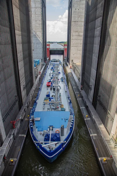 Un buque cisterna entra en el polipasto de un barco gigantesco y me supera 38 — Foto de Stock