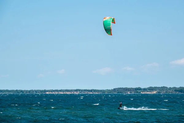 Kite surfers course à travers la mer — Photo