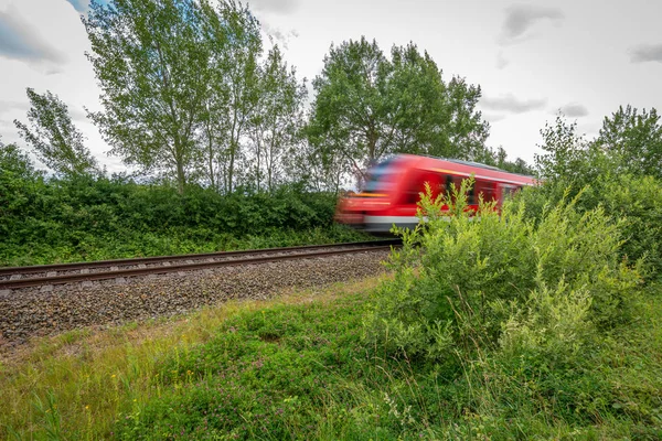 Egy piros vonat versenyek a kamera előtt — Stock Fotó