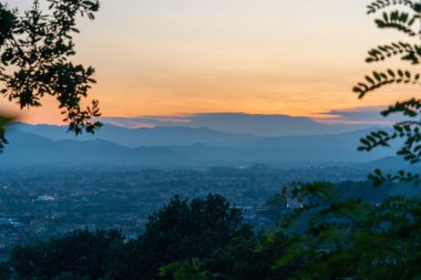 Italya 'da Toskana 'da renkli bir günbatımı