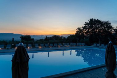 Toskana 'da günbatımı bir yüzme havuzu 