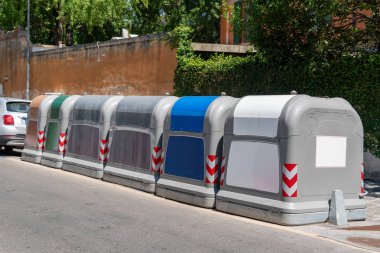 farklı çöp kutuları büyük bir şehirde sokakta stand