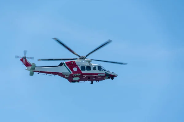 Helikopter leci na błękitnym niebie — Zdjęcie stockowe