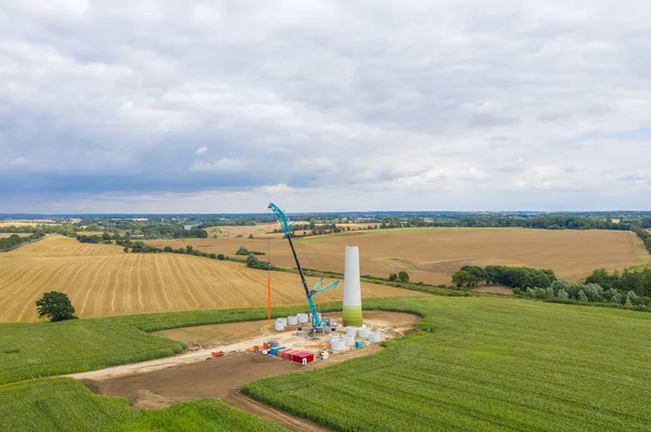Nuove turbine eoliche saranno erette su un campo — Foto Stock