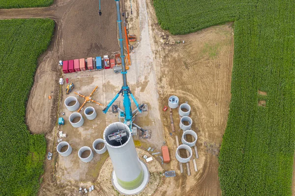 Nuove turbine eoliche saranno erette su un campo — Foto Stock