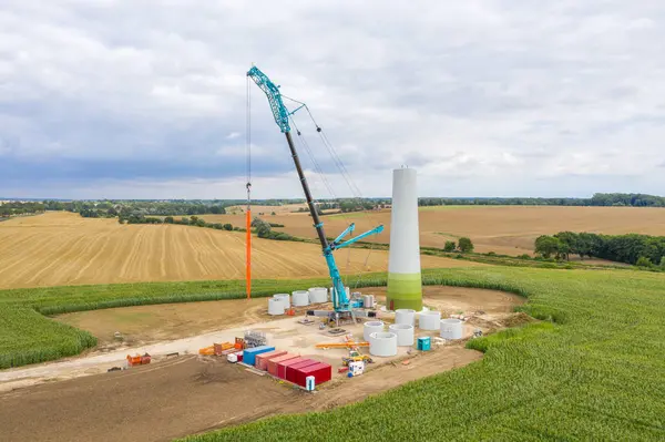 Nuove turbine eoliche saranno erette su un campo — Foto Stock