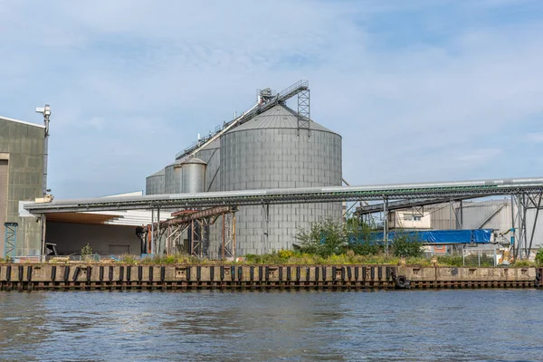 Un silos di cereali si trova in un porto di trasbordo — Foto Stock