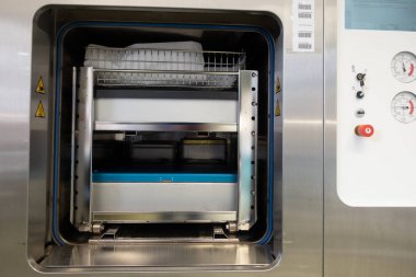 farklı alet kapları sterilizasyona itilir 