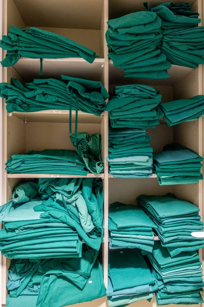 Un estante lleno de ropa quirúrgica — Foto de Stock