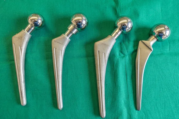 Explanted hip protézisek hazugság szét a zöld sebészeti drap — Stock Fotó