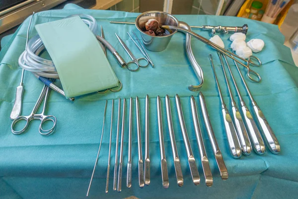 Een instrument tafel met instrumenten is voorbereid op een gynaecolo — Stockfoto