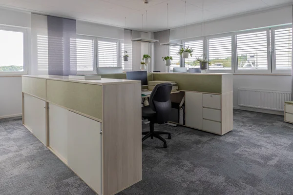 Desks are located in a modernly furnished office — Stock Photo, Image