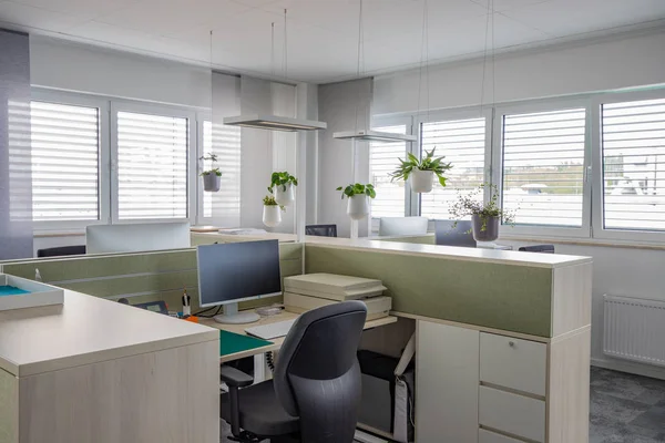 Desks are located in a modernly furnished office — Stock Photo, Image