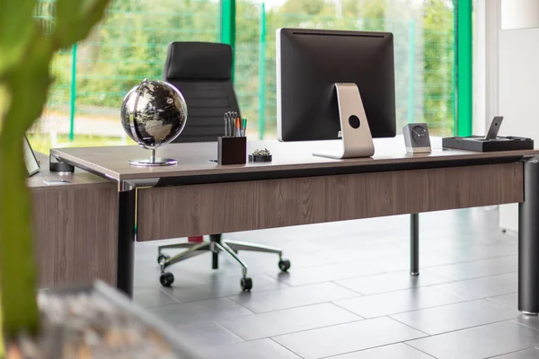 Desks are located in a modernly furnished office — Stock Photo, Image