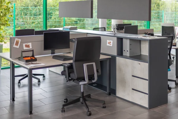 Desks are located in a modernly furnished office — Stock Photo, Image