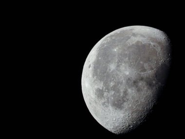 gece gökyüzünde azalan bir ayın çok yoğun bir yakın çekim