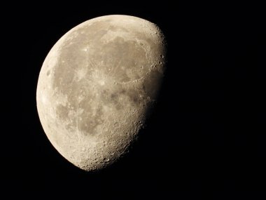 gece gökyüzünde azalan bir ayın çok yoğun bir yakın çekim