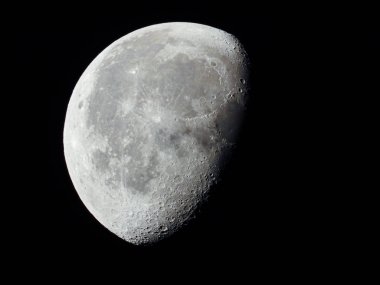 gece gökyüzünde azalan bir ayın çok yoğun bir yakın çekim