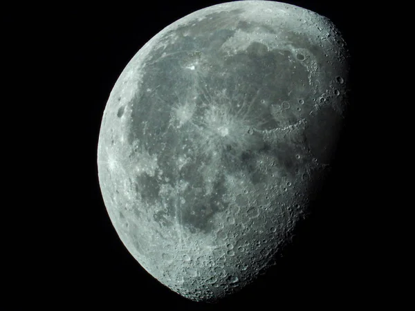 Очень плотный крупный план уменьшающейся луны в ночном небе — стоковое фото