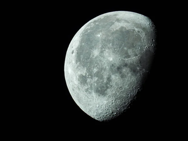 Gece gökyüzünde azalan bir ayın çok yoğun bir yakın çekim — Stok fotoğraf