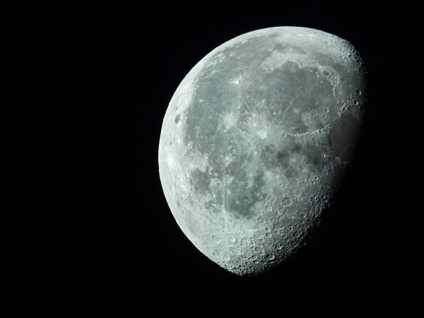 gece gökyüzünde azalan bir ayın çok yoğun bir yakın çekim
