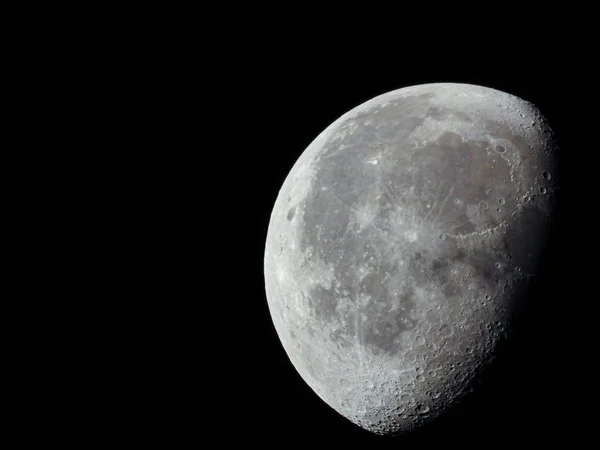 夜空中一个不断减少的月亮的非常密集的特写 — 图库照片