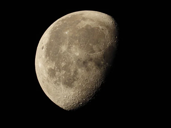 Очень плотный крупный план уменьшающейся луны в ночном небе — стоковое фото