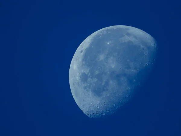 A very dense close-up of a decreasing moon in the morning sky — Stock Photo, Image