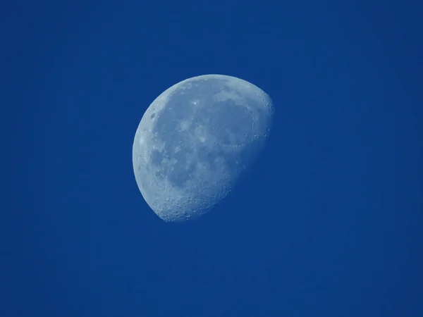早晨天空中一个减少的月亮的非常密集的特写 — 图库照片