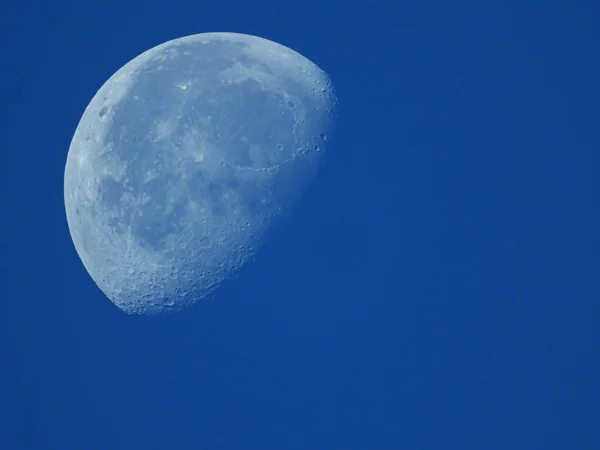 Een zeer dichte close-up van een afnemende maan in de ochtend hemel — Stockfoto