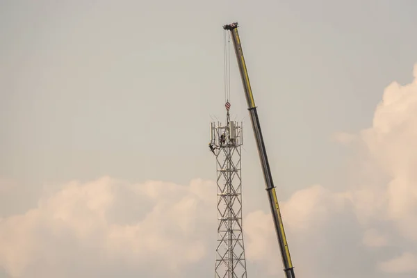 5G вежа передачі побудована на полі за допомогою a — стокове фото