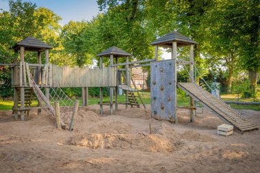 ahşap bir tırmanma çerçevesi bir anaokulu tesislerinde duruyor